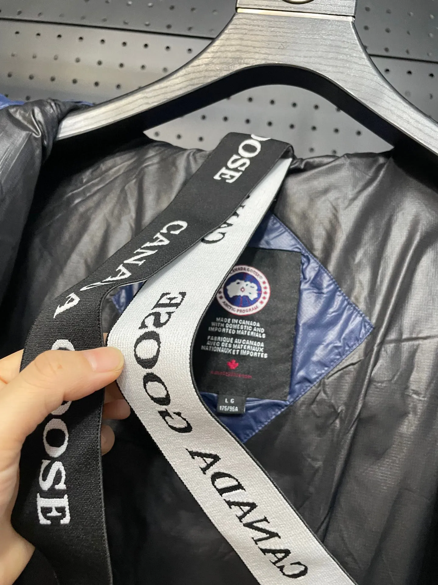 P780 Blue Red Label Top Version 𝘾𝘼𝙉𝘼𝘿𝘼 𝙂𝙊𝙊𝙎𝙀/Canada Goose 2023 Limited New Crofton Puff Down Jacket Pure Guangzhou Inspection 95 White Duck Down Filling‼  Top version, ceiling level‼ Crofton soft bread, the latest style in 2023, has a cold protection effect of up to level 4. It is made of recycled Feather-Light tear-resistant fabric. It is ultra-light and has no weight on the upper body at all! The unique black label highlights your temperament‼  Canada Goose, a Canadian brand, has always been recognized as the warmest down jacket. Various Instagram celebrities, Internet celebrities, and celebrities often wear it for street photos. I do Canada Goose every year, but I still can’t get rid of my love for geese. No matter how cold the winter is, there is no need to be afraid, because there are geese! Filled with 80% white duck down, Canada Goose is the legendary warmest down jacket and is known as a must-have for Arctic outdoor sports! The most popular down jacket in the world, celebrities are rushing to buy it, it is a must-have! Same style for men and women Size: S-XXL